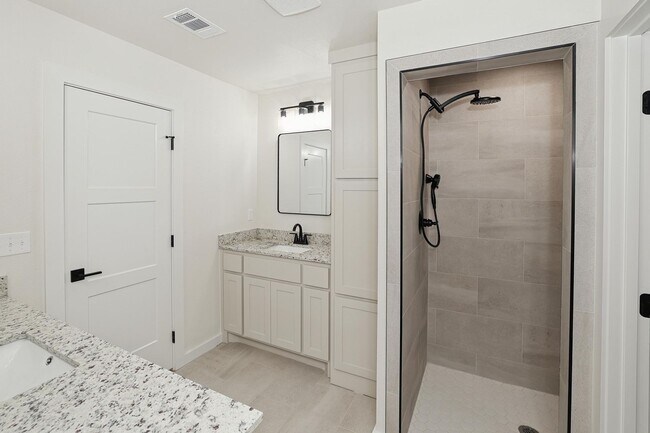Building Photo - 8813 Oakleaf Ct