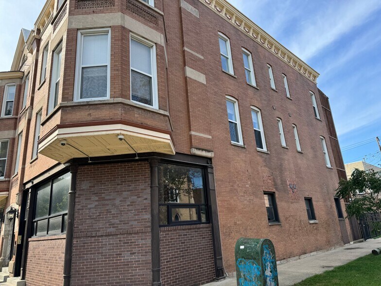 Building Photo - 1458 N Maplewood Ave