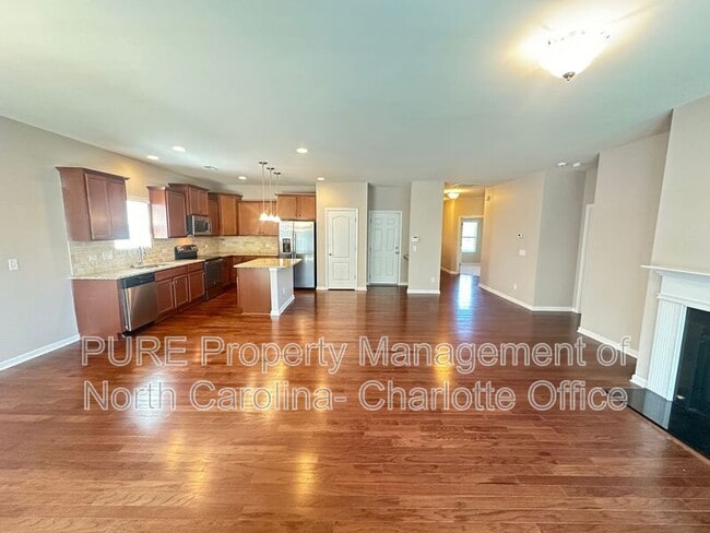 Building Photo - 3520 Larkhaven Ave SW