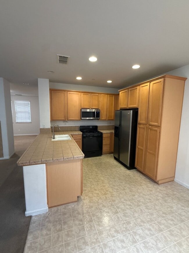 Building Photo - 4BR|2.5BA Townhome w/Garage|Yard| - Tenant Pays $175 monthly for WS&G