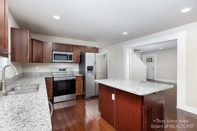 Building Photo - 2 Maple Vlg Ct