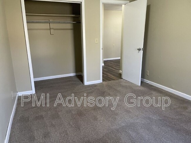 Building Photo - 940 SE Pinecrest Dr