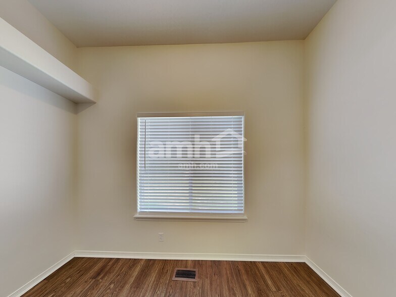 Building Photo - 956 W State St