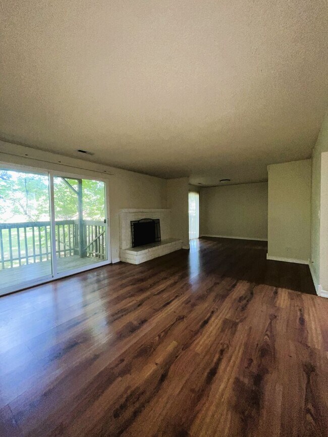Building Photo - 2 Bedroom 2.5 Bathroom Townhome $500 Move-...