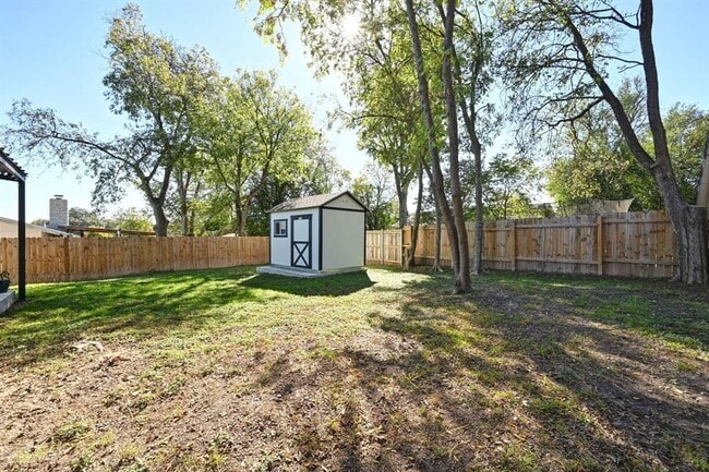 Building Photo - 805 Huntingdon Pl