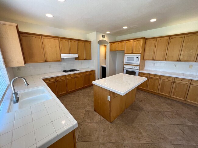 Building Photo - Spacious 4 Bedroom 3 Bathroom Home with 3 ...