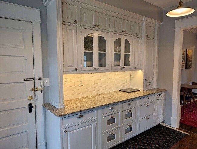 Building Photo - Stunning 3 bedroom main floor unit in prime Saint Paul location.