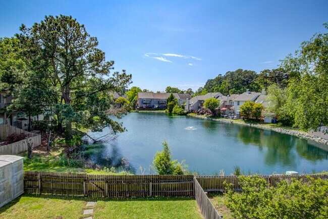 Building Photo - 4 Bedroom, 3 Bath, End Unit Townhome in Ce...