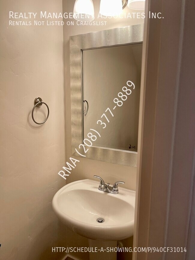 Building Photo - Gorgeous Townhouse Located in Meridian Nea...