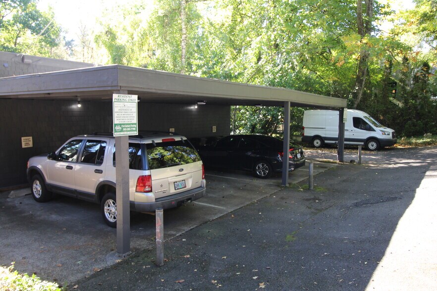Carport with dedicated parking - 4614 Lower Dr
