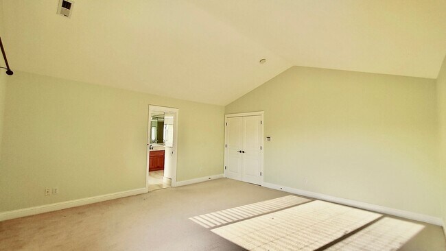 Building Photo - **$1000 OFF FIRST FULL MONTHS RENT**  Gorg...