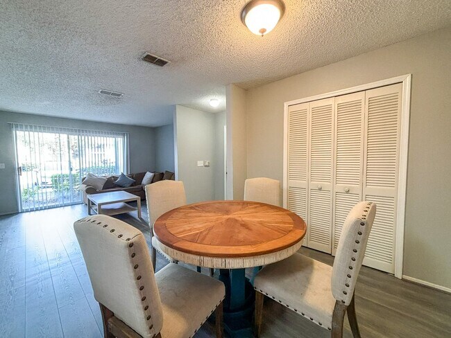 Building Photo - Windsor Park #317 - Pet Friendly!