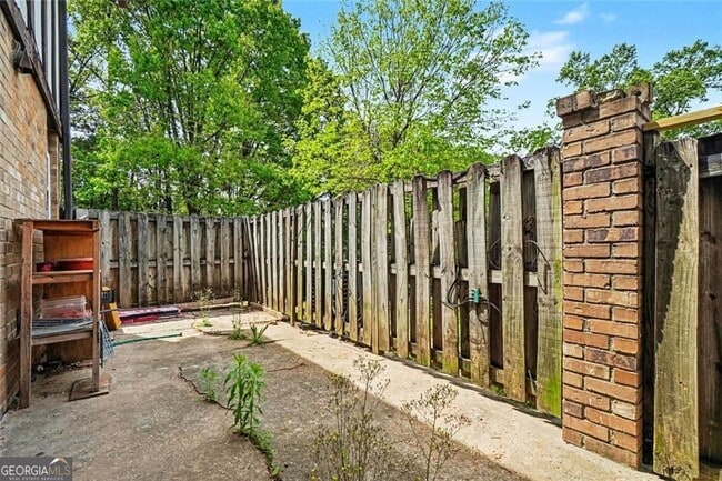 Building Photo - 2952 N Dekalb Dr