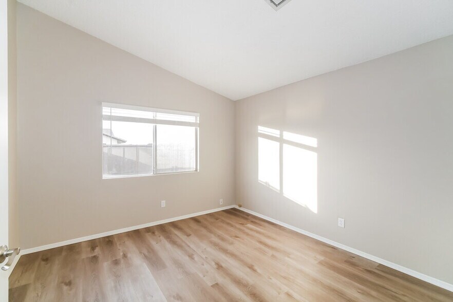 Building Photo - 8045 W Larkspur Dr