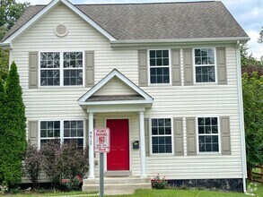 Building Photo - Lovely Traditional 5BR/3BA home in excelle...