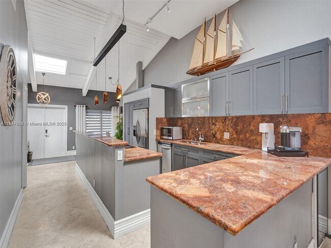 Building Photo - 2665 Parkview Dr S