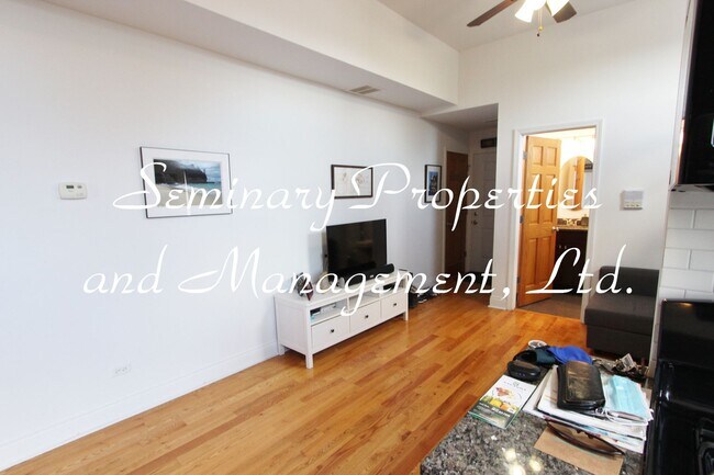 Interior Photo - 4502-04 N Paulina St