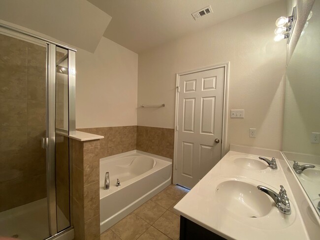 Building Photo - Need space? Huge 2 story home in Trimmier Estates!