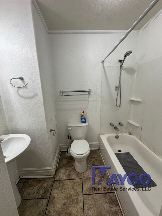 Building Photo - 2 bedroom 1 bath house in Highland!