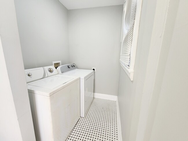 Building Photo - 2333 Pauline St