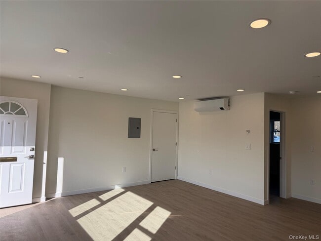 Building Photo - 5 Colonial Dr