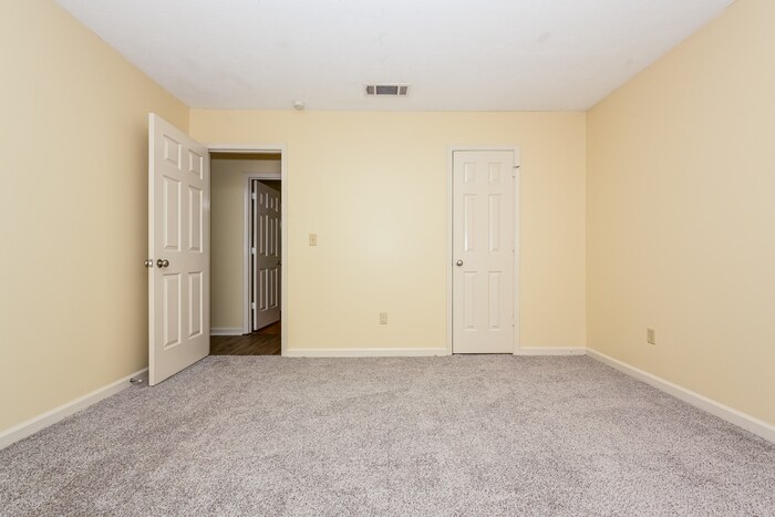 Building Photo - 155 Victoria Dr