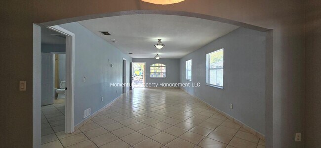 Building Photo - Spacious 3-Bedroom, 2-Bath Home with Covered Screened Porch & Large Kitchen in Tampa
