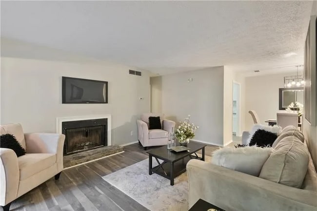 Building Photo - 901 Country Park Dr