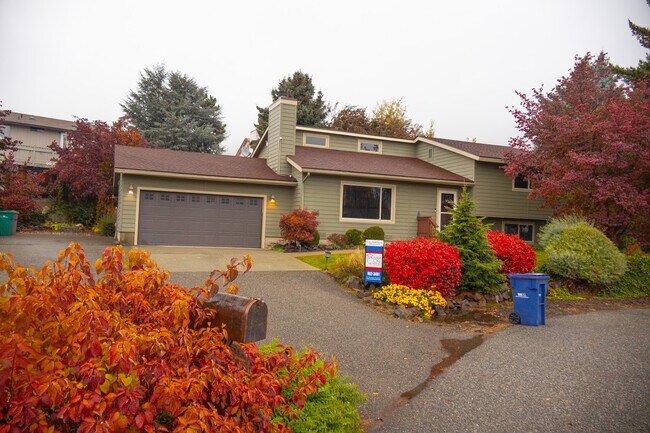 Building Photo - 925 Manzanal St NE