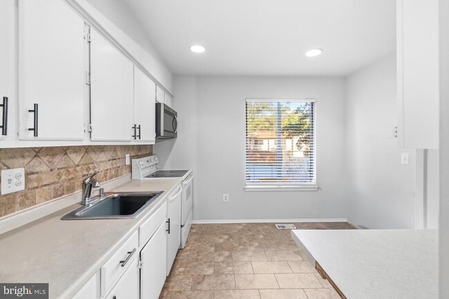 Building Photo - 1250 Birchcrest Ct