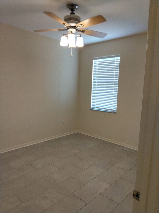 Building Photo - 554 Reddicks Cir