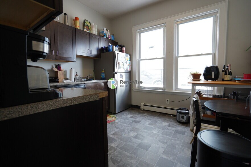 Building Photo - 172 Bigelow St