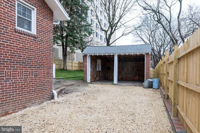 Building Photo - 811 Thayer Ave