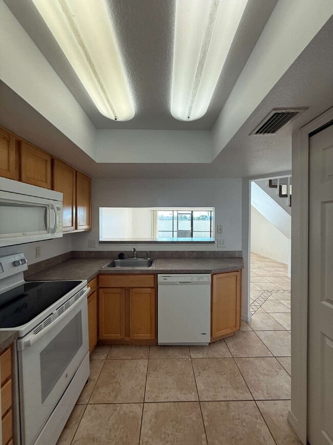 Building Photo - Beachside townhome with 3 bedrooms and 2 b...