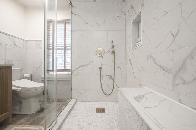 Building Photo - 3 BED 1 BATH SINGLE FAMILY HOME IN BEAUTIFUL LAKEWOOD!