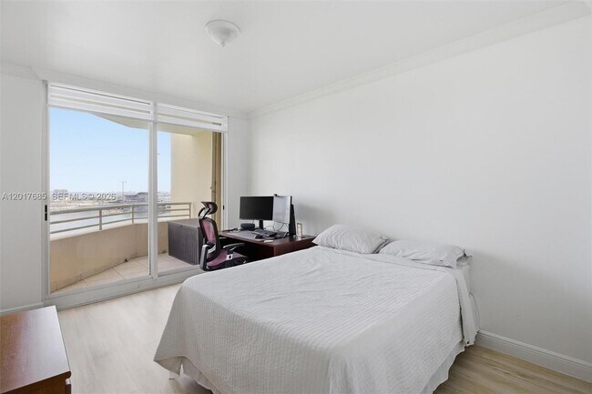 Building Photo - 888 Brickell Key Dr