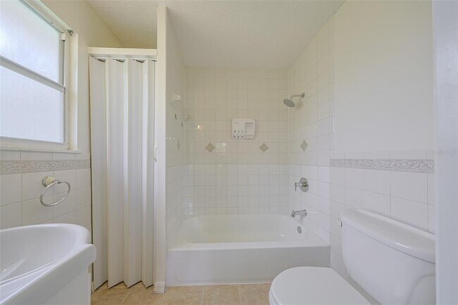 Building Photo - 2417 S 66th St