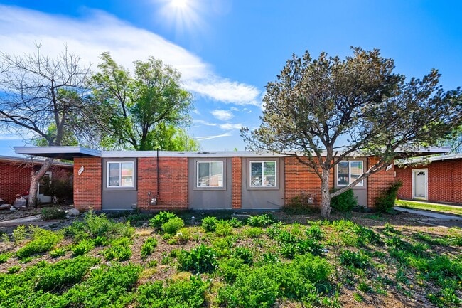Building Photo - Move in ready unit on Fairway!