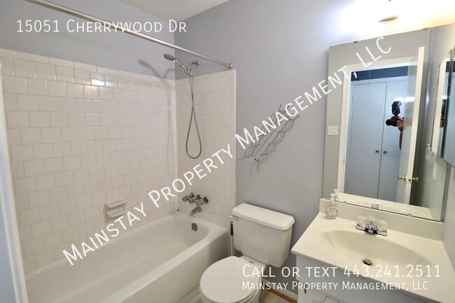 Building Photo - Updated End Unit Townhome W/ Fenced in Yard!