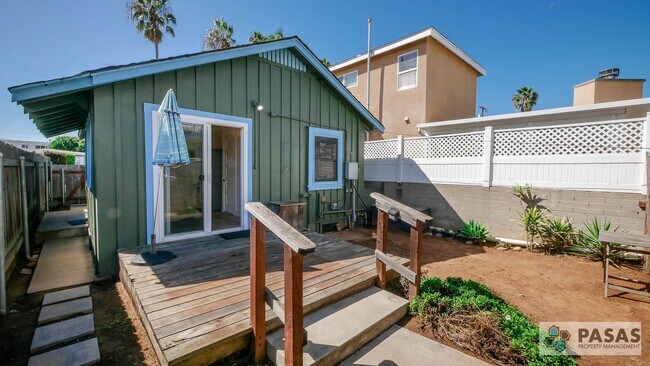 Building Photo - Historical 1 bedroom Cottage with yard!