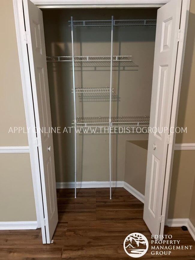 Building Photo - Centrally Located Two Bedroom, One Bathroo...