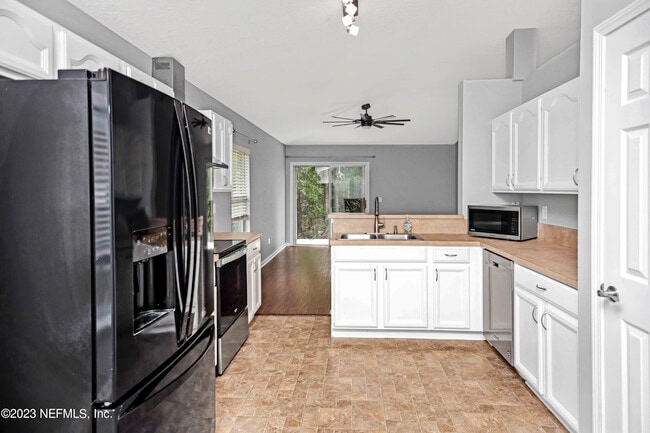 Building Photo - 2167 S Cranbrook Ave