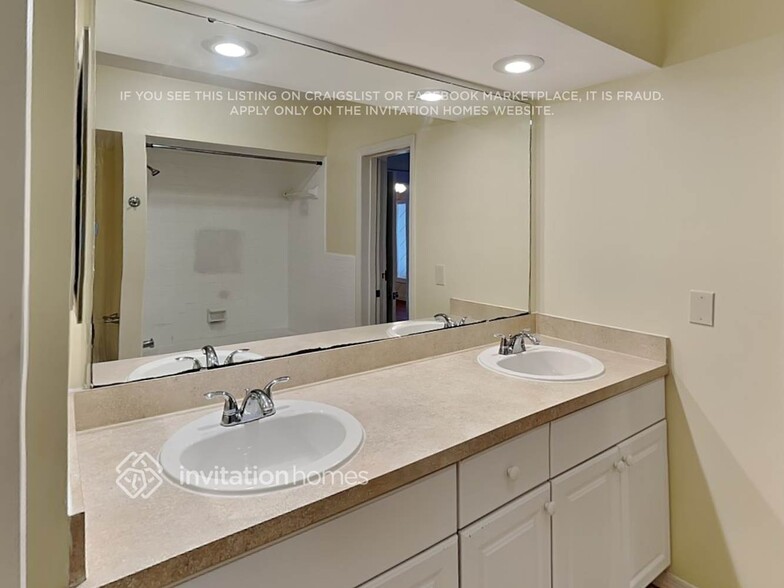 Building Photo - 322 W Hornbeam Dr
