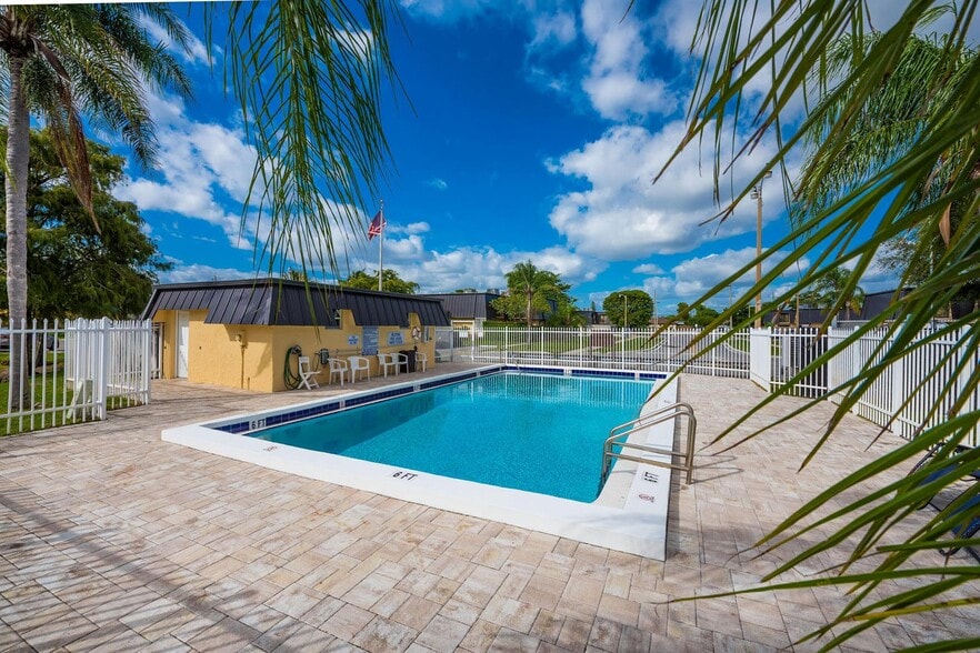 Building Photo - 2471 Waterside Dr