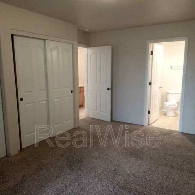 Building Photo - 3172 Forest Hills Dr