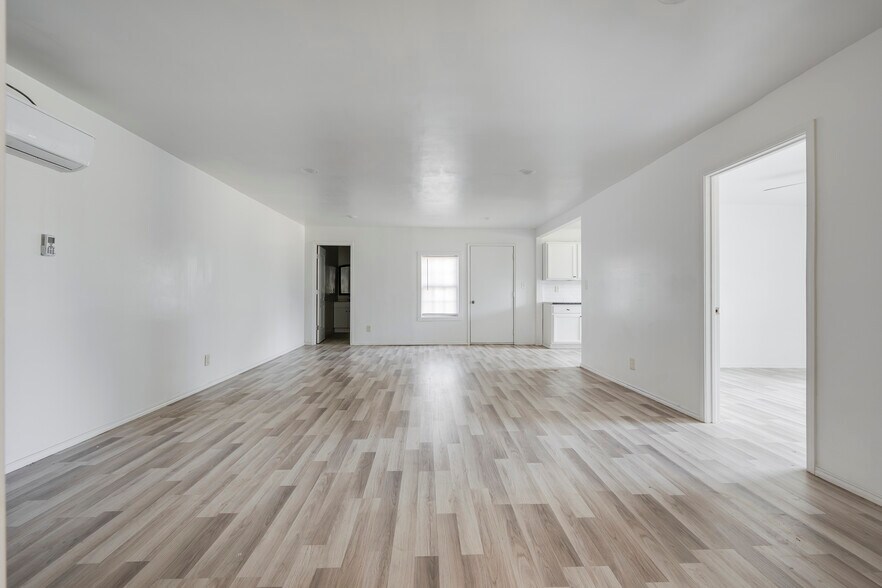 Building Photo - 725 E Morton St