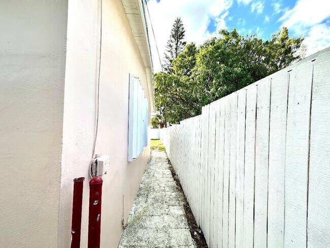 Building Photo - 525 NW 15th Terrace