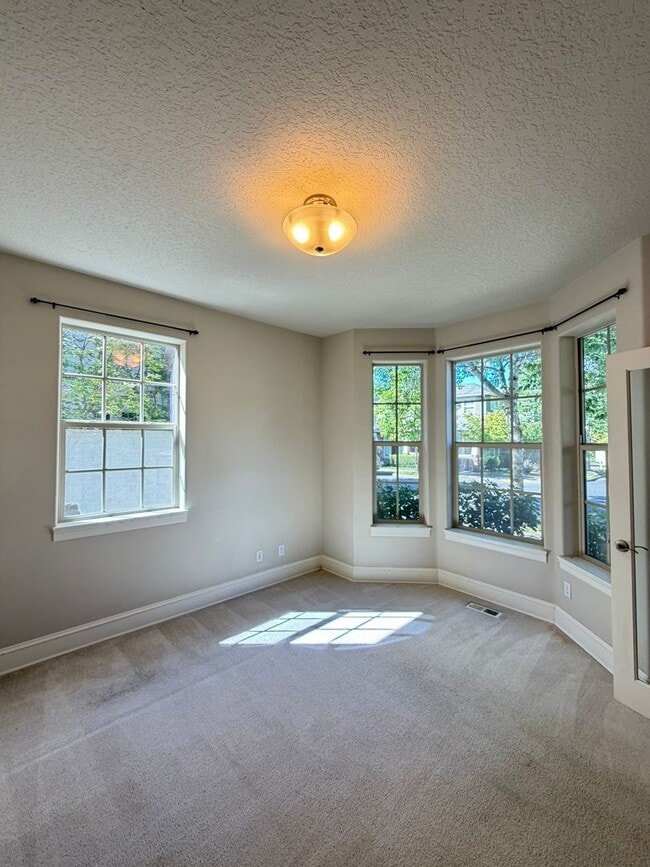 Building Photo - 17204 SW 136th Ave
