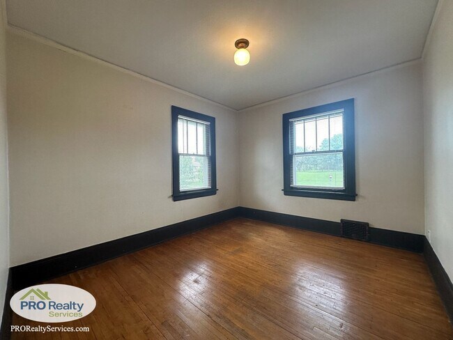 Building Photo - 3 Bedroom Plus Den Home in St. Paul