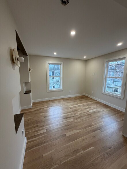 Building Photo - 314 Springfield St